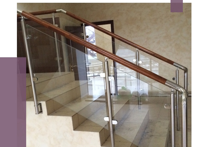 Комбинированные перила из металла и дерева в Волгодонске